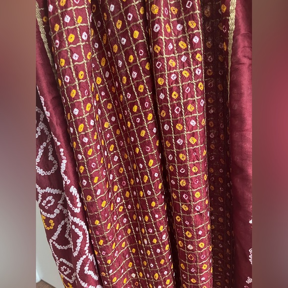 Burgundy red ❤️ & gold silk wrap/shawl beautiful Bandhani print gold Zari border - Picture 2 of 9
